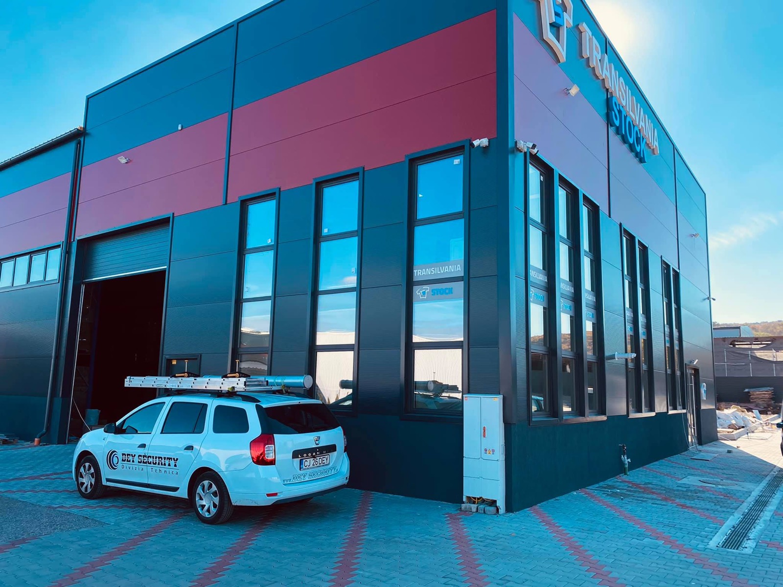 Obiectiv securizat — clădire comercială cu mașina Dey Security